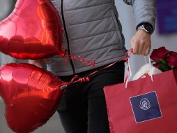 De los que sí celebrarán el 14 de febrero, Día de San Valentín, el 40% declaró que su presupuesto será menos de 500 pesos para las actividades y/o regalos de esta fecha. AP / A. Grant
