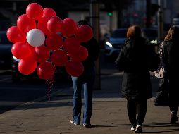 El presupuesto del 76% de los mexicanos que sí van a celebrar este San Valentín no será mayor a mil pesos. AP / A. Grant