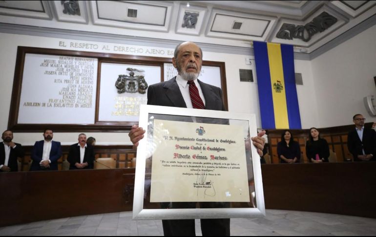 Alberto Gómez Barbosa se ha desempeñado como conductor de radio, televisión y fotógrafo, así como fue fundador de Inforjal, Notisistema, Notiacción y Radio Metrópoli, y director del Sistema Informativo Notiacción. TWITTER / @PabloLemusN