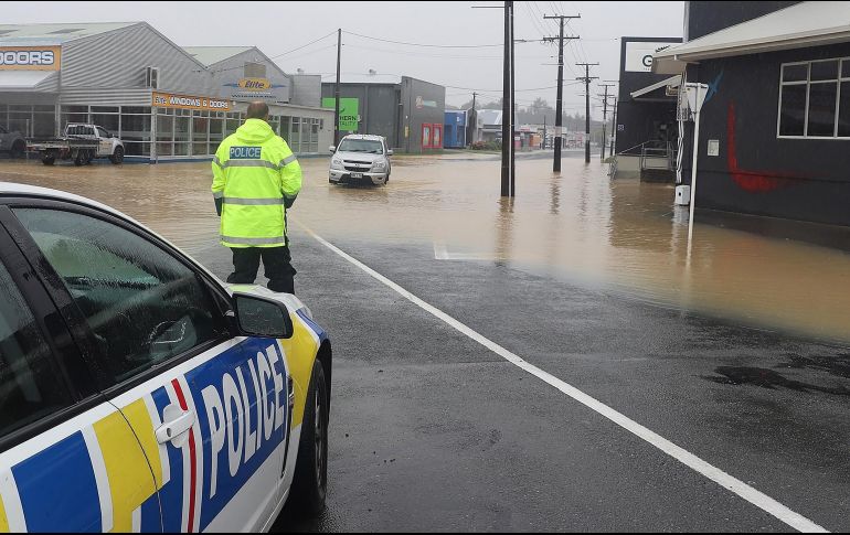 En su paso, Gabrielle ha dejado una estela de destrucción a las infraestructuras de la Isla Norte, la más poblada del país, y a decenas de miles de personas sin energía, además de provocar daños en las carreteras y comunicaciones. EFE