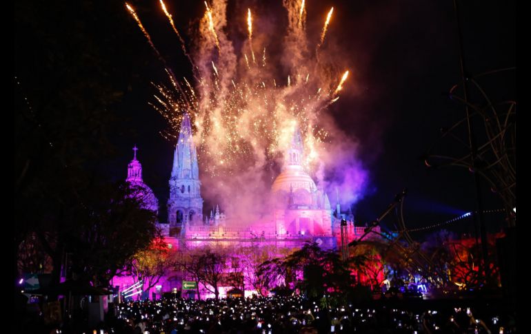 Los tapatíos acudieron al centro histórico para disfrutar de todo el espectáculo de GDLuz. EL INFORMADOR / C. Zepeda