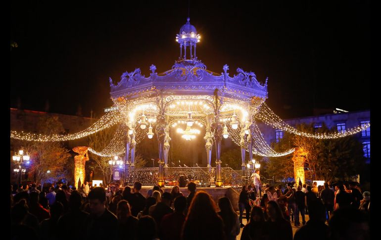 Los tapatíos acudieron al centro histórico para disfrutar de todo el espectáculo de GDLuz. EL INFORMADOR / C. Zepeda