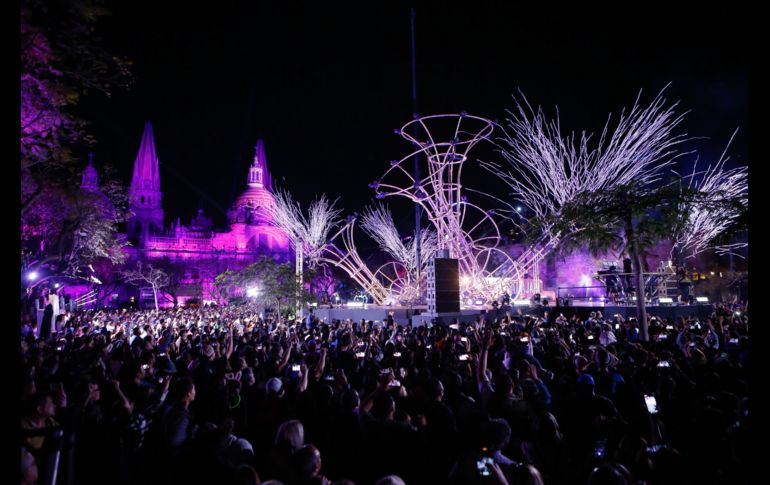 Los tapatíos acudieron al centro histórico para disfrutar de todo el espectáculo de GDLuz. EL INFORMADOR / C. Zepeda