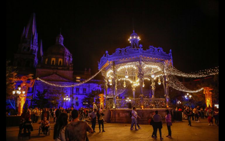Los tapatíos acudieron al centro histórico para disfrutar de todo el espectáculo de GDLuz. EL INFORMADOR / C. Zepeda