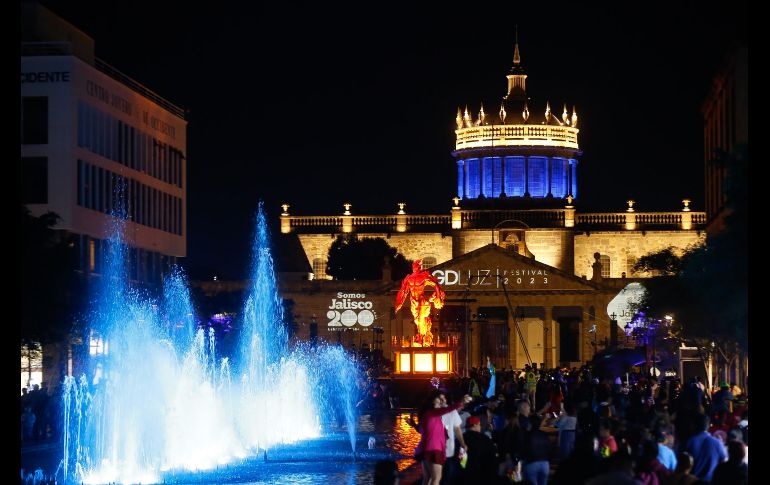 Los tapatíos acudieron al centro histórico para disfrutar de todo el espectáculo de GDLuz. EL INFORMADOR / C. Zepeda