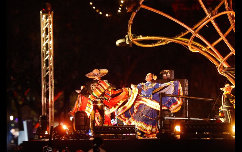 Los tapatíos acudieron al centro histórico para disfrutar de todo el espectáculo de GDLuz. EL INFORMADOR / C. Zepeda