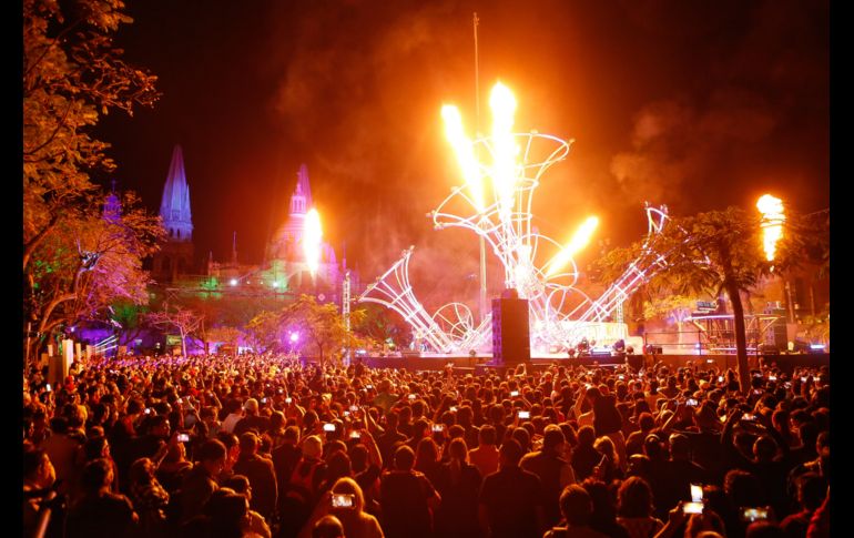 Los tapatíos acudieron al centro histórico para disfrutar de todo el espectáculo de GDLuz. EL INFORMADOR / C. Zepeda