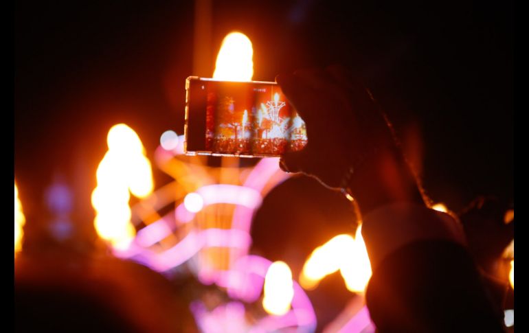 Los tapatíos acudieron al centro histórico para disfrutar de todo el espectáculo de GDLuz. EL INFORMADOR / C. Zepeda