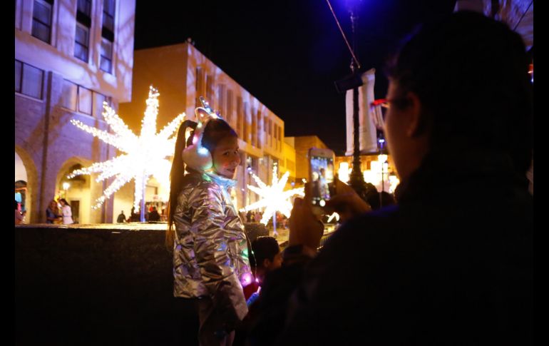 Los tapatíos acudieron al centro histórico para disfrutar de todo el espectáculo de GDLuz. EL INFORMADOR / C. Zepeda