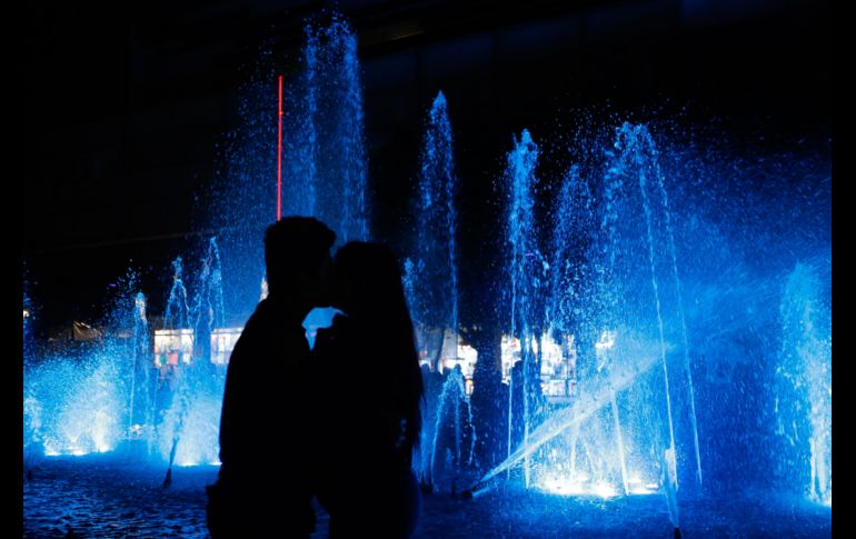 Los tapatíos acudieron al centro histórico para disfrutar de todo el espectáculo de GDLuz. EL INFORMADOR / C. Zepeda
