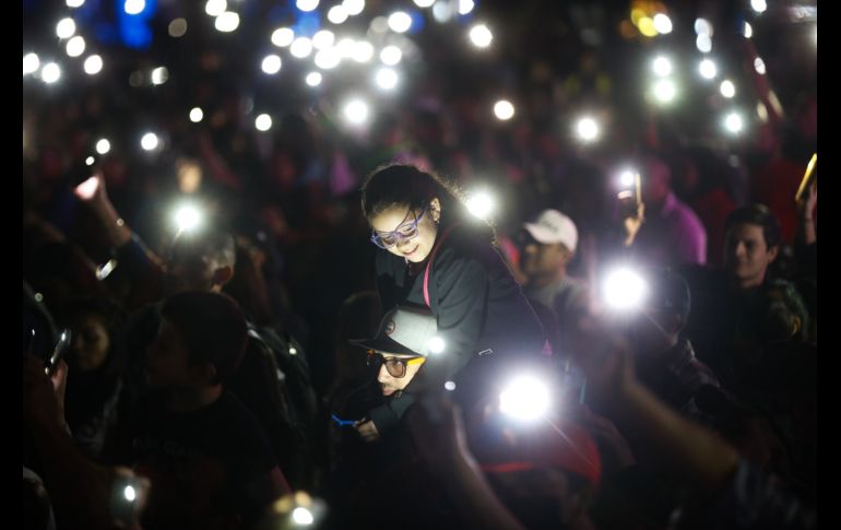 Los tapatíos acudieron al centro histórico para disfrutar de todo el espectáculo de GDLuz. EL INFORMADOR / C. Zepeda