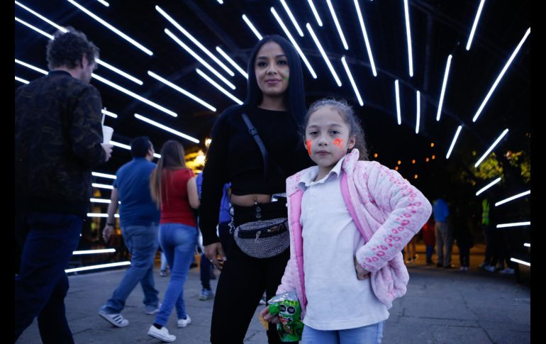 Los tapatíos acudieron al centro histórico para disfrutar de todo el espectáculo de GDLuz. EL INFORMADOR / C. Zepeda