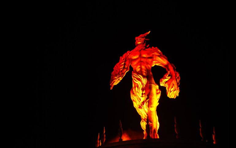 Los tapatíos acudieron al centro histórico para disfrutar de todo el espectáculo de GDLuz. EL INFORMADOR / C. Zepeda