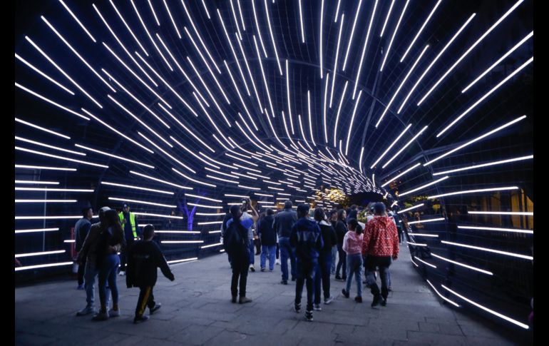 Los tapatíos acudieron al centro histórico para disfrutar de todo el espectáculo de GDLuz. EL INFORMADOR / C. Zepeda