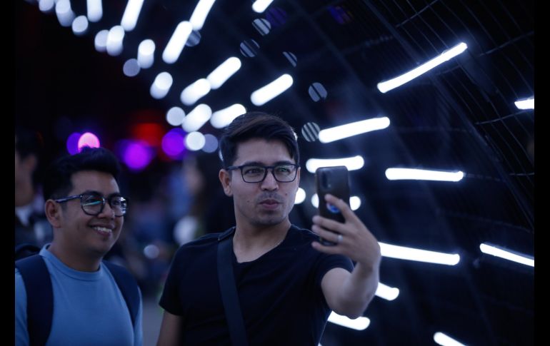 Los tapatíos acudieron al centro histórico para disfrutar de todo el espectáculo de GDLuz. EL INFORMADOR / C. Zepeda