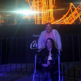 GDLuz 2023: Lupita acude en silla de ruedas al festival y aprueba acceso universal