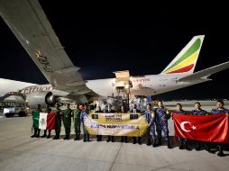 Funcionarios de Turquía, la Sedena y el Gobierno de México acudieron al AIFA para supervisar la carga de víveres y el despegue de la aeronave. TWITTER/@SRE_mx