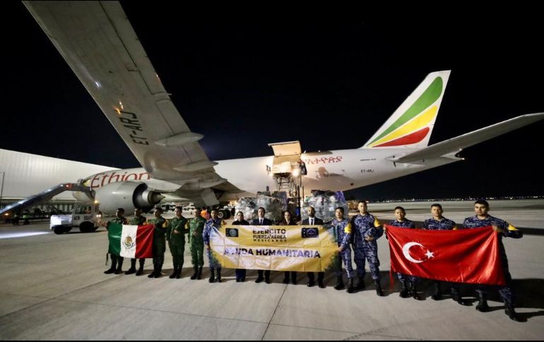 Funcionarios de Turquía, la Sedena y el Gobierno de México acudieron al AIFA para supervisar la carga de víveres y el despegue de la aeronave. TWITTER/@SRE_mx