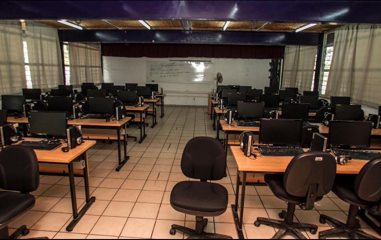 Se busca que maestros jubilados se ofrezcan de manera voluntaria a dar clases de manera personalizada a los menores que deben permanecer en casa. EL INFORMADOR/ARCHIVO