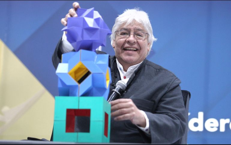 En la conferencia, Sebastián les presentó a los estudiantes cubos dimensionales de cartón y plástico que estuvo transformando. EL INFORMADOR/A. Camacho