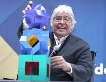 En la conferencia, Sebastián les presentó a los estudiantes cubos dimensionales de cartón y plástico que estuvo transformando. EL INFORMADOR/A. Camacho