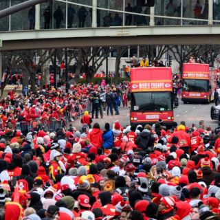 Kansas City celebra con su afición el título del Super Bowl LVII