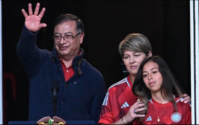 Petro y su familia en el balcón del Palacio de Nariño. GETTY IMAGES
