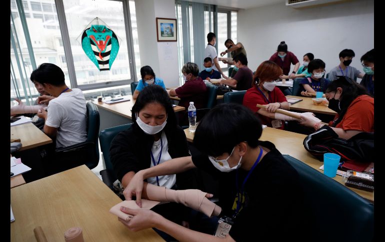 Los estudiantes no sólo aprendieron a atrapar serpientes, sino que fueron instruidos sobre cómo actuar en caso de mordedura. EFE/R. Yongrit