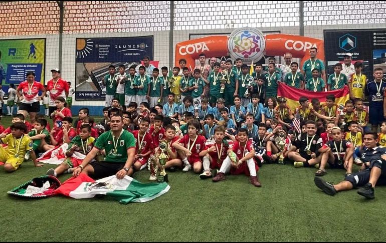 Tras una buena participación, México cerró con una victoria de 2-1 sobre Bolivia, lo que le aseguró el tercer lugar general en la categoría 2012. ESPECIAL