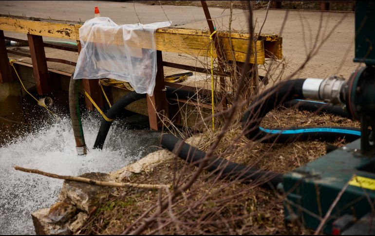 La Agencia de Protección medioambiental ha seguido rastreando el área y hasta ayer por la tarde había revisado 486 hogares. AFP