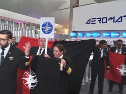 Los pilotos manifestantes portaban banderas en color rojo y negro. Twitter/@aviacion21