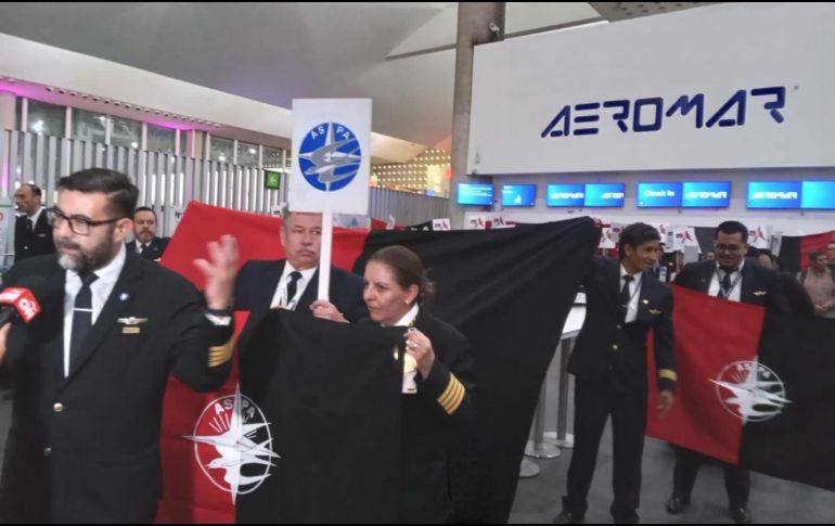 Los pilotos manifestantes portaban banderas en color rojo y negro. Twitter/@aviacion21