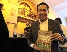 Luciano Sandoval presentó su libro “Esta vida es un sufrir” en la cantina La Fuente. EL INFORMADOR/ ALONSO CAMACHO