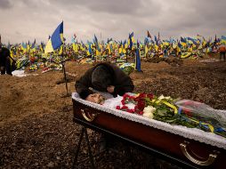 La guerra que comenzó hace casi un año en Ucrania ha dejado miles de muertos. AP / V. Ghirda