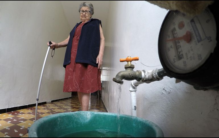 Una de las recomendaciones durante el estiaje es identificar cómo se usa el agua en casa para decidir acciones que reduzcan su consumo y así eliminar prácticas de desperdicio. EL INFORMADOR / ARCHIVO