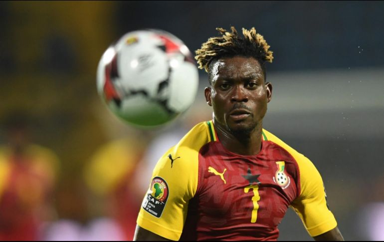 Según los medios de comunicación turcos, el antiguo jugador del Chelsea estaba bajo los escombros de la residencia Rönesans, una torre de 12 pisos que se derrumbó en el terremoto. AFP / ARCHIVO