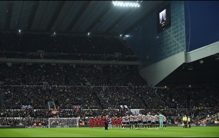 Los estadios de la Premier honraron con un minuto de aplausos al jugador de Ghana, que militaba en el Hatayspor en el momento de la catástrofe. EFE / P. Powell