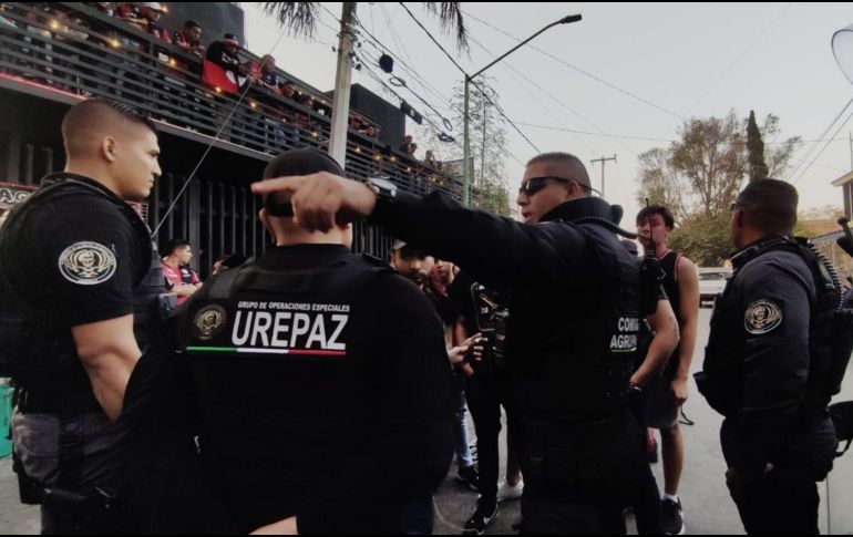 Elementos de Policía de Guadalajara tuvieron que intervenir para que no pasara a mayores. Twitter/@@PoliciaGDL