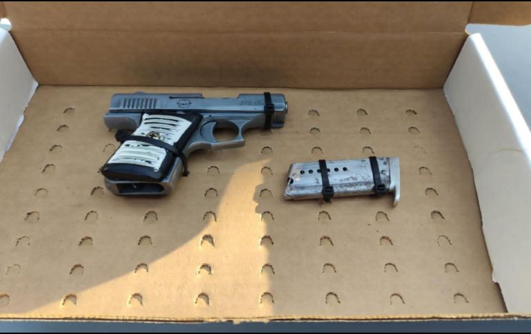 Luego de una inspección conforme al protocolo, policías le aseguraron al sospechoso una pistola aparentemente calibre .22. ESPECIAL/Policía de Guadalajara