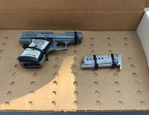 Luego de una inspección conforme al protocolo, policías le aseguraron al sospechoso una pistola aparentemente calibre .22. ESPECIAL/Policía de Guadalajara