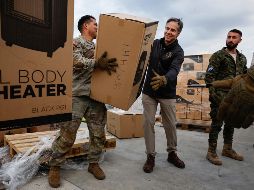 El secretario de Estado de EU, Antony Blinken, ayuda a personal militar a cargar ayuda en un vehículo en la base aérea de Incirlik, cerca de Adana, Turquía. AP/C. Kilcoyne