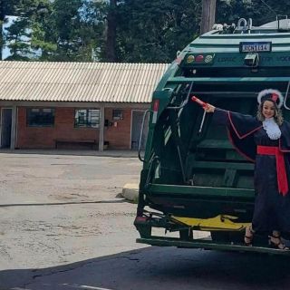 ¡Sí se puede! Recolectora de basura se gradúa como abogada y conquista Internet