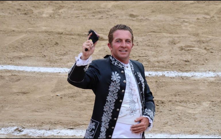 Tras reponerse de una caída, Jorge Hernández pudo cortar la única oreja de la tarde. CORTESÍA/ Mayra Vargas