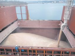 El buque MV Valsamitis, a cargo de la ONU, entregará 25 mil toneladas de trigo ucraniano a Kenia y cinco mil toneladas a Etiopía. AFP