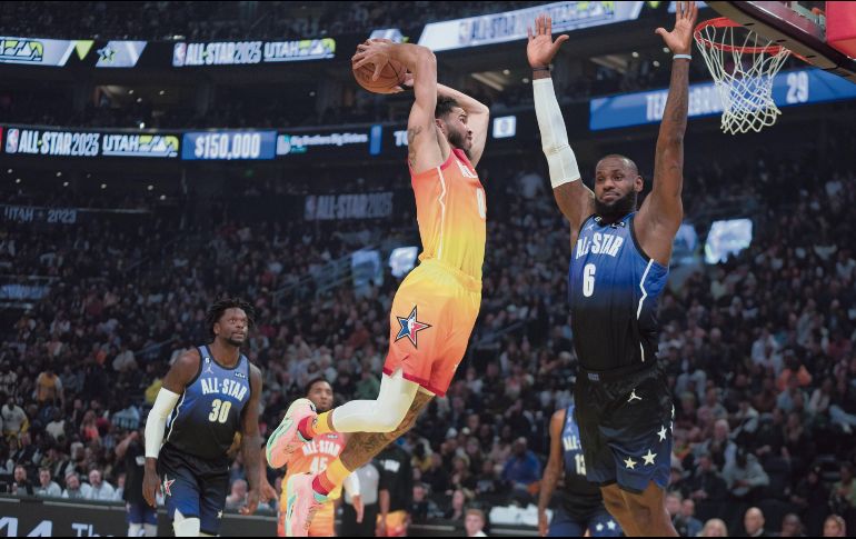 LeBron James (der.) fue un espectador más en uno de las jugadas en las que Jayson Tatum (con el balón) lució en el Juego de Estrellas. AP