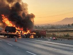 En su cuenta de Twitter, la Guardia Nacional publicó una foto en la que se observan los vehículos envueltos en fuego. TWITTER/@GN_Carreteras