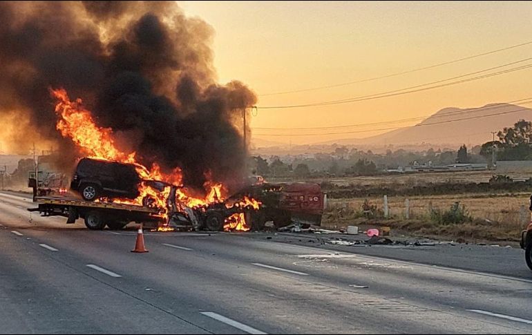En su cuenta de Twitter, la Guardia Nacional publicó una foto en la que se observan los vehículos envueltos en fuego. TWITTER/@GN_Carreteras