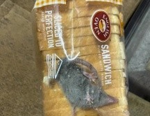 La rata se muestra desesperada por salir de la bolsa de pan. ESPECIAL