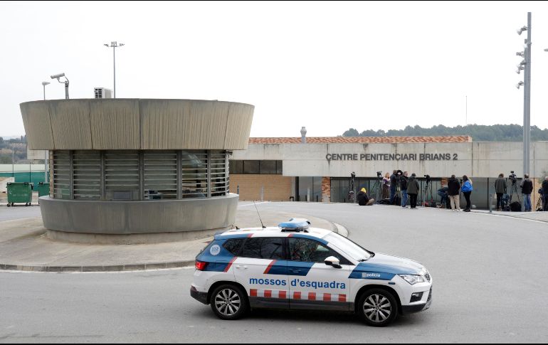 Medios de comunicación ante el Centro Penitenciario Brians 2, donde permanecerá recluido Dani Alves. EFE/Q. García