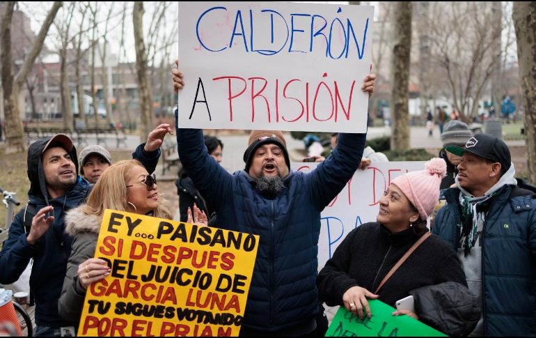 Un puñado de mexicanos se manifestó afuera del Tribunal. EFE